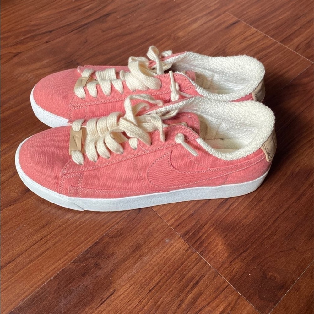 Womans Nike Low-top Blazers (Plant Color Collection) size 7